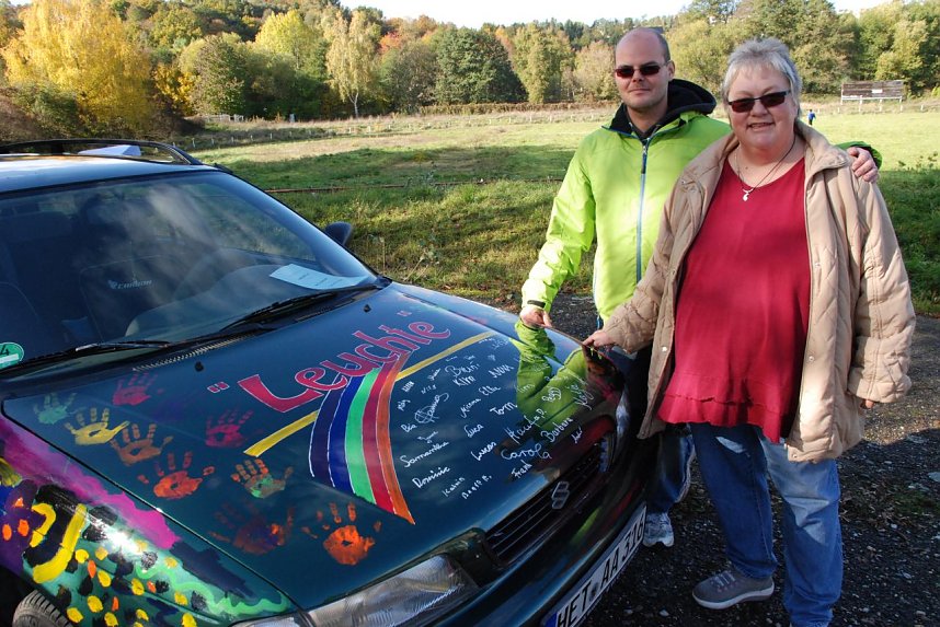 Andr&eacute; Kosig gab sein Auto frei zur k&uuml;nstlerischen Gestaltung durch die Kinder der "Leuchte". Die Leiterin des Jugendfreizeitzentrums, Ute Dietrich, war begeistert.