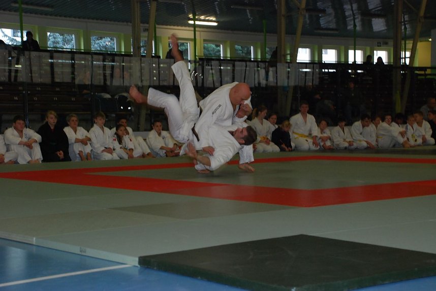 Michael Scheffler (stehend) zeigt mit Kevin Schmalstoer (beide Budovereinigung Mansfelder Land, Hettstedt) einen O-Goshi (H&uuml;ftwurf). Hier muss man gut fallen k&ouml;nnen.  