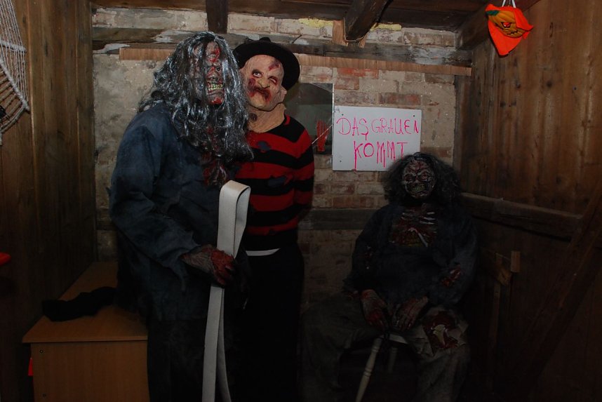 Im schummrigen Licht des Spukhauses f&uuml;hlten sich die Zombies und Freddy Kr&uuml;ger ganz zu Hause. 
