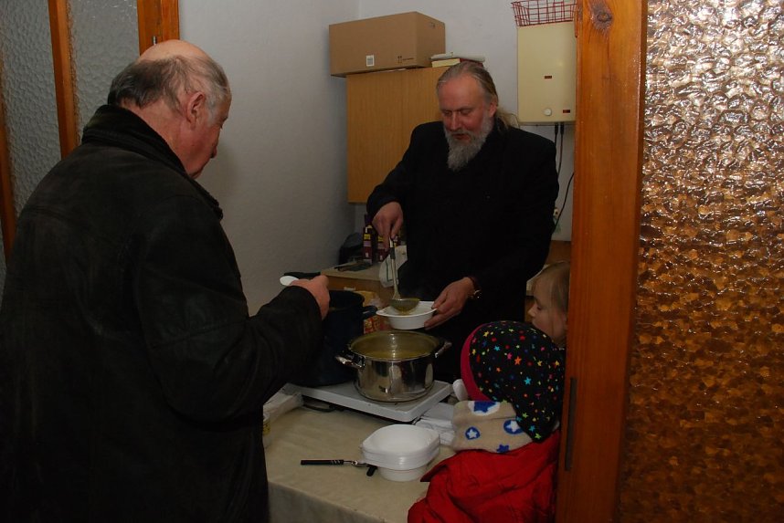 Pfarrer Sebastian Bartsch beim Austeilen einer Linsensuppe. Alternativ gab es eine K&uuml;rbissuppe und andere Speisen.