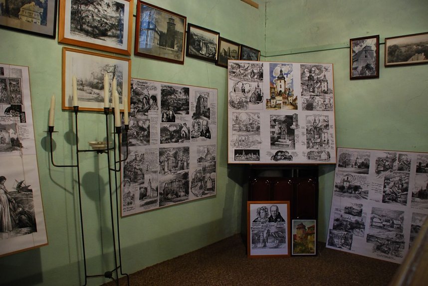 Eine Ausstellung mit beeindruckenden Werken des Hettstedter Dipl. Grafikers Hans-Werner Scharf erg&auml;nzte die Andacht am Reformationstag.