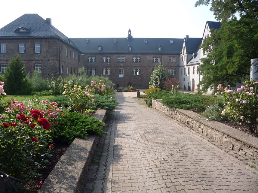 Einst Sitz des Adels, zu DDR-Zeiten Polytechnische Oberschule, heute Ort der Gastronomie und der Kunst: Schloss Wallhausen (hier der Nordeingang).