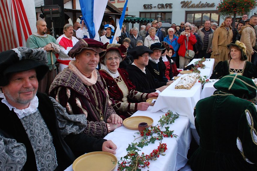 Schick anzusehen waren die G&auml;ste an der Geburtstagstafel des Reformators.