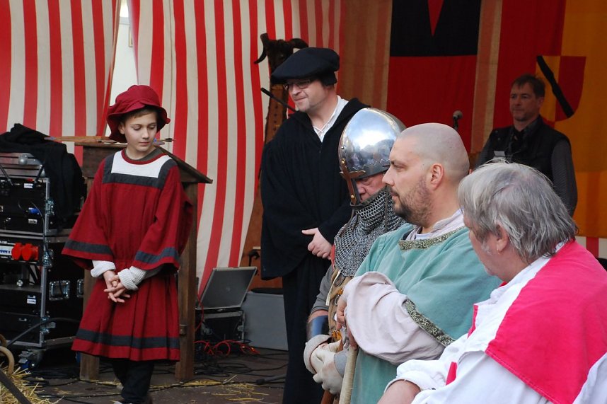 Martin als Kind und als Erwachsener, den die Kindheit in Mansfeld gepr&auml;gt hat - Spiel auf der B&uuml;hne.