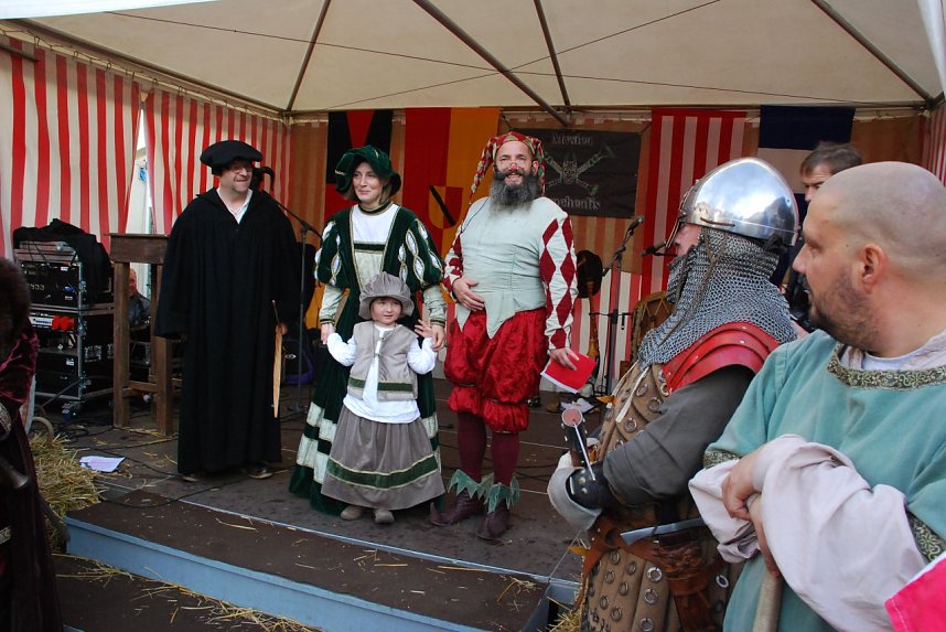 F&uuml;r das sch&ouml;nste Kost&uuml;m gab es ein besonderes Geschenk: einen Flitzebogen.