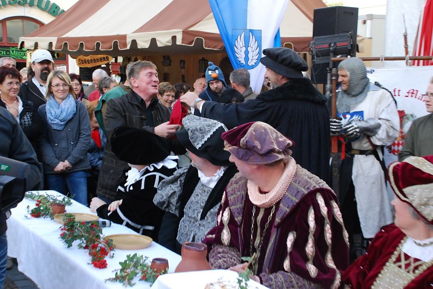 Nicht im Publikum verstecken, sondern Farbe bekennen: Moderator Dirk Fuhlert forderte Landtagsabgeordneten Norbert Born auf, eine rote M&uuml;tze auf den Kopf und sich selbst an die Tafel zu setzen.
