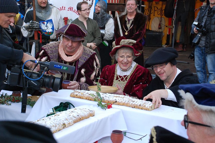 Die Tafel ist freigegeben. Die Schlacht am Kuchenb&uuml;fett darf beginnen. Ein Medienstar einst wie jetzt: Martin Luther.