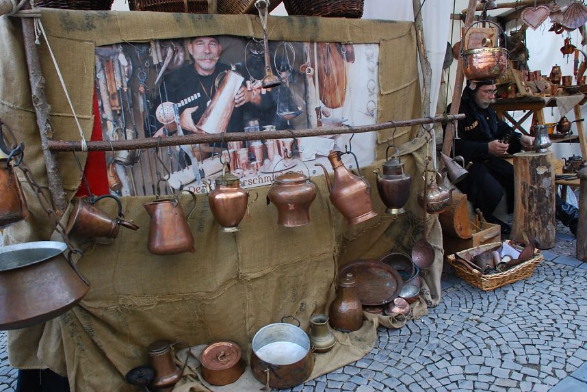 Wenn es um Luther geht, darf er nicht fehlen: der Kupferschmied (Herbert R. Baver aus Halle/Saale). Dass Martin Luther in Eisleben geboren wurde, hatte er seinem Vater zu verdanken, der wegen des Kupfererzes nach Mansfeld gekommen war.