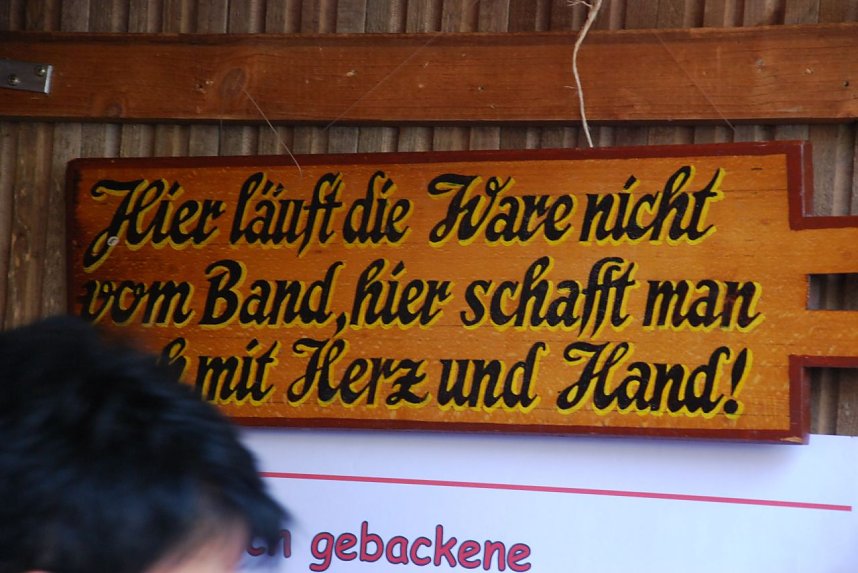 Und mit Mehl, Zucker und Butter. Aha, deshalb standen die Leute hier Schlange.