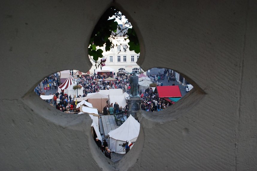 Blick vom Balkon des Rathausvorbaues, dem Altan, in Richtung Waage auf das Markttreiben an diesem Wochenende.