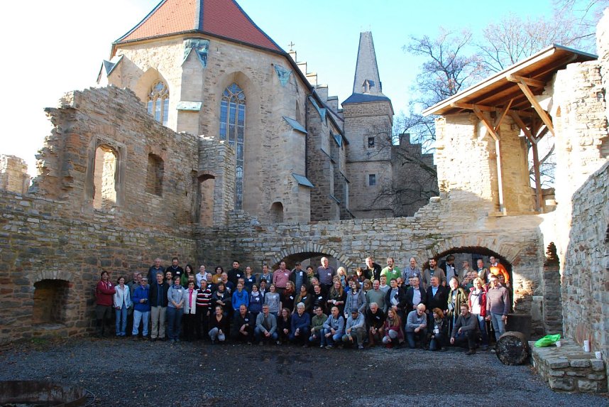Vor dieser mittelalterlichen Kulisse stellten sich die Tagungsteilnehmer f&uuml;r ein Foto auf. Von besonderem Interesse auf dem Schlossgel&auml;nde sind f&uuml;r die Fachleute allerdings auch Gew&ouml;lbe und die verschiedensten dunklen R&auml;ume, in denen Flederm&auml;use leben.