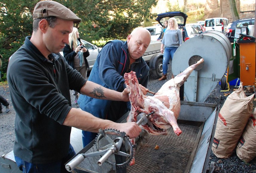 Zwei Bio-Schafe standen - neben anderen leckeren Gerichten - am Samstagabend auf dem Speiseplan. Fachm&auml;nnisch zubereitet wurden sie von Frank Becker (links) und Bernd Scheffler aus Braunschwende.