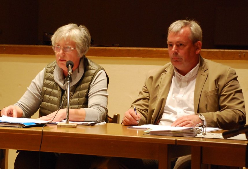 Hatte sie kurzfristig einberufen und leitete die Versammlung des AZV: Vorsitzende Jutta Fischer. Neben ihr: AZV-Gesch&auml;ftsf&uuml;hrer Andreas Gimpel.