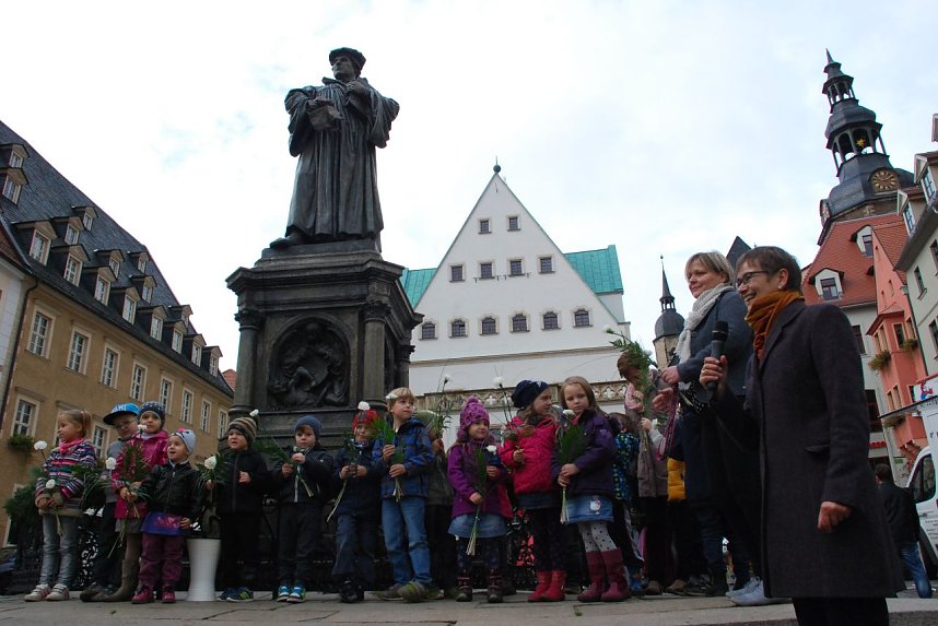 Vor traumhafter Kulisse - dem Rathaus und der Andreaskirche - gaben die Kinder dem Reformator ein St&auml;ndchen.