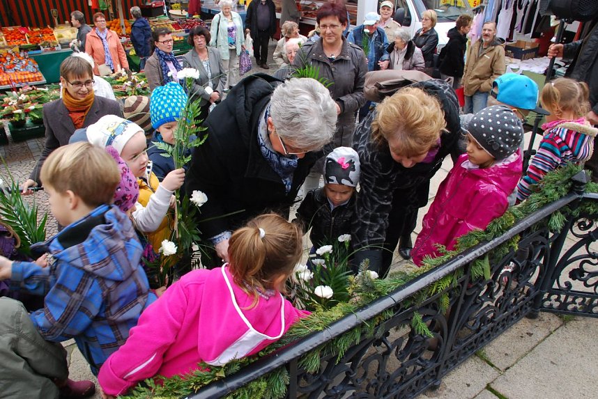Blumen f&uuml;r das Geburtstagskind. Sp&auml;ter wurde der zur Vase umfunktionierte Eimer auf die Stufe vor das Denkmal gestellt.