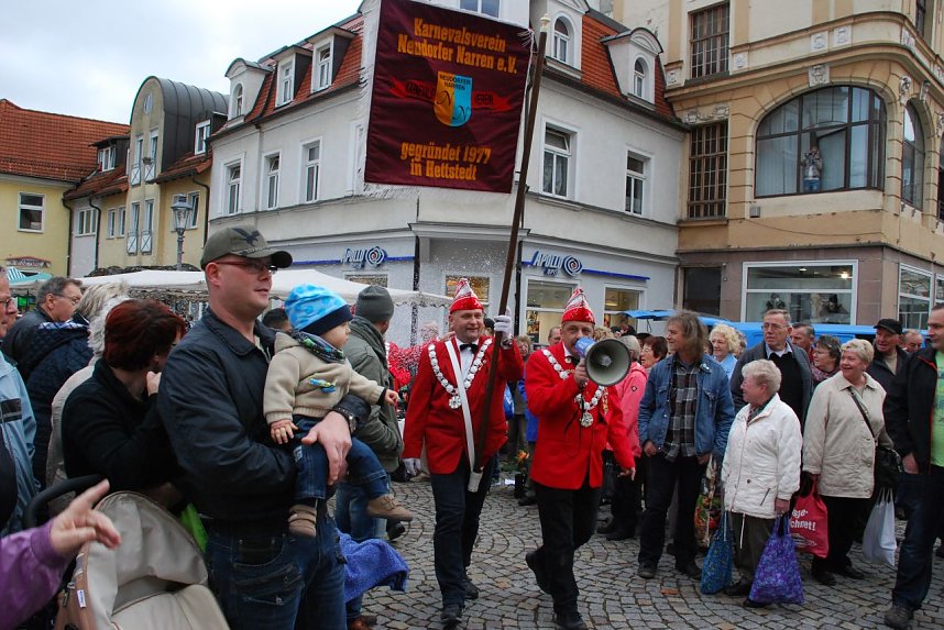 Einzug mit Pauken und Trompeten: Die Neudorfer Narren im Anmarsch.