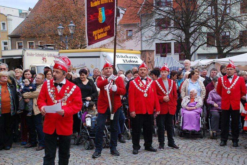 Pr&auml;sident Mathias Heinrich sieht zum B&uuml;rgermeister hoch...