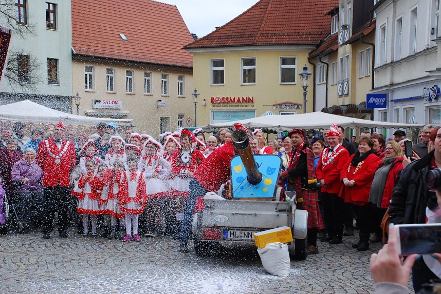 "Es schneit!" Und ist dabei &uuml;berhaupt nicht kalt. Hettstedt im Besitz einer Schneekanone.