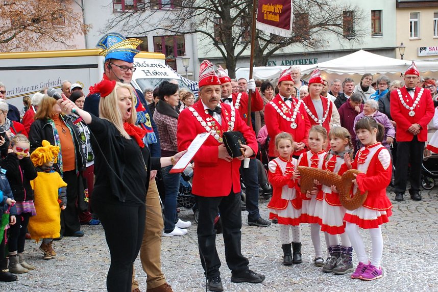 Die Leiterin der Hettstedter Sparkassenfiliale musste erst einige Konfettiattacken &uuml;ber sich ergehen lassen, bevor sie das Geschenk ihres Geldinstitutes weggeben konnte.