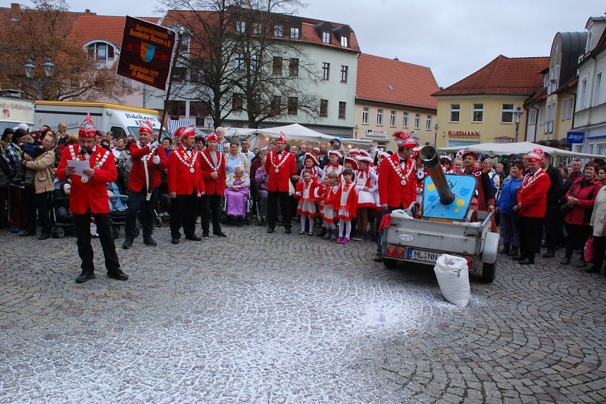 Der Einmarsch ins Rathaus beginnt auf dem Markt, viele Menschen folgen.