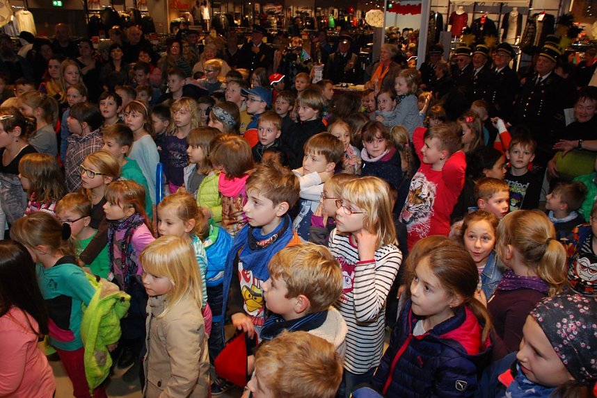Clown Jost beim Z&auml;hlen der Kinder. Ein schier hoffnungsloses Unterfangen.
