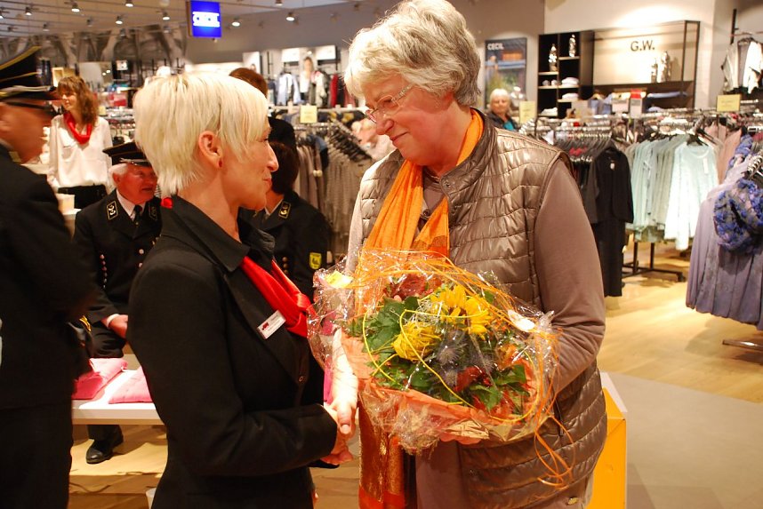 Oberb&uuml;rgermeisterin Jutta Fischer (rechts) dankte AWG Filialleiterin Kathrin Bellstedt f&uuml;r die gute Zusammenarbeit mit einem Blumenstrau&szlig;.
