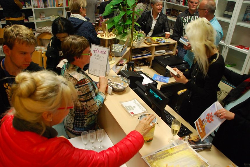 Eine wunderbare Geste der Besucher der Lesung: Sie spendeten f&uuml;r die Aktion "Hettstedter Weihnachtsp&auml;ckchen".