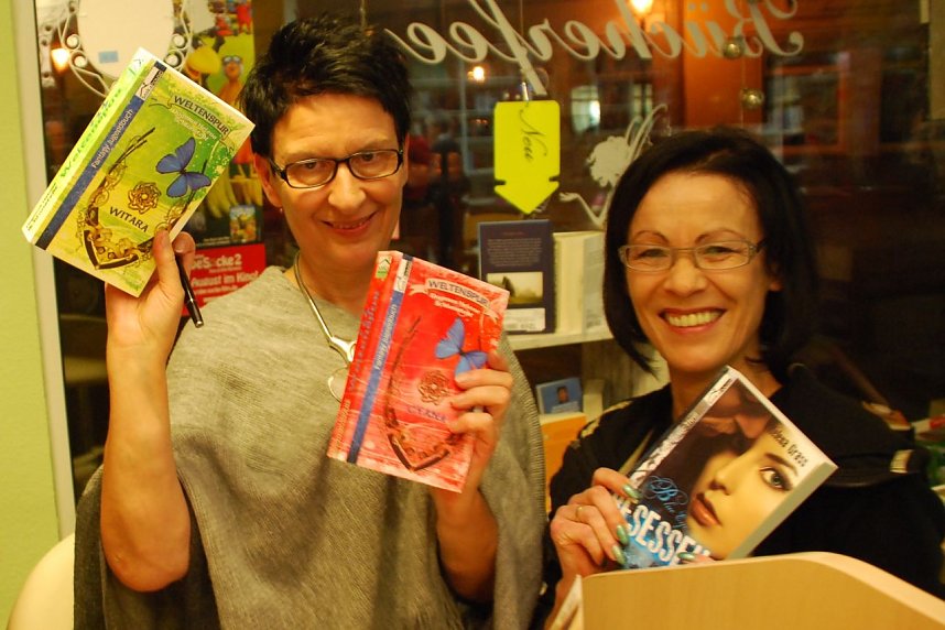 Witara und Cyana, zwei B&uuml;cher der Weltenspur-Reihe, geschrieben von Dagmar Helene Schlanstedt (links), nahm die Besucherin f&uuml;r ihre Kinder mit, "Blue Eyes" f&uuml;r sich selbst. Ein Autogramm gab es in jedes hinein.