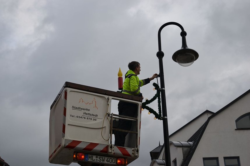 Heute wurden Lichterdekorationen in Hettstedt montiert und ausprobiert. Die Birnen leuchten.