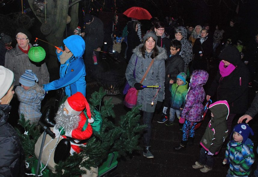Viele, viele Menschen waren in das Hettstedter Sonnenhaus gekommen, darunter sogar der Weihnachtsmann, der sich nat&uuml;rlich auf seinem Schlitten ziehen lie&szlig;.