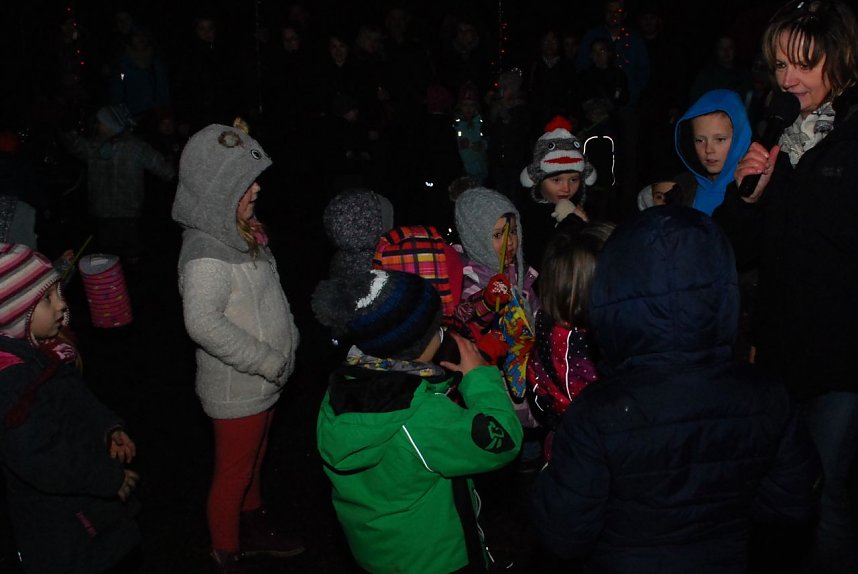 Ute Kr&auml;mer, Leiterin des Kinderhauses Sonnenschein in Hettstedt, hielt die Kinder mit lustigen Geschichten, Liedern und Fremdsprachentests bei der Stange, bis Feuermeister Spira einsatzbereit war.