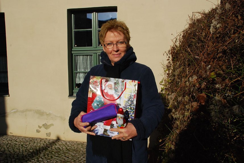 Brachte am Freitag einen ganzen Weihnachtsbeutel voller sch&ouml;ner Dinge, die M&auml;dchenherzen erfreuen: Karin Paul.