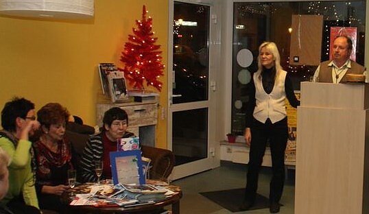 Sylvia Geilert, Inhaberin der Hettstedter Buchhandlung "Die B&uuml;cherfee", verk&uuml;ndet den rund 40 Besuchern der Mundartveranstaltung mit "Wollefjank" in ihrem Gesch&auml;ft, dass alle Spenden dieses Abends direkt in die Aktion "Hettstedter Weihnachtsp&auml;ckchen" flie&szlig;en. 