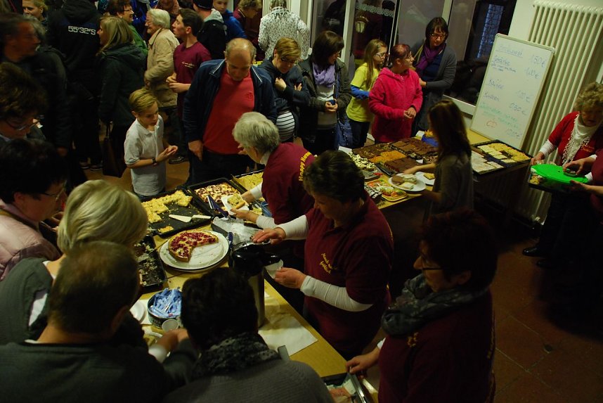 Zeitweise w&auml;lzte sich die Menge der Menschen, die in die Konzerte des Nachwuchses und des Akkordeonorchesters wollten, nur so durch das Foyer des Klubhauses Hettstedt. Dennoch lie&szlig;en sich viele Besucher nicht abhalten, von den Angeboten - wie Kaffee und Kuchen - zu probieren.