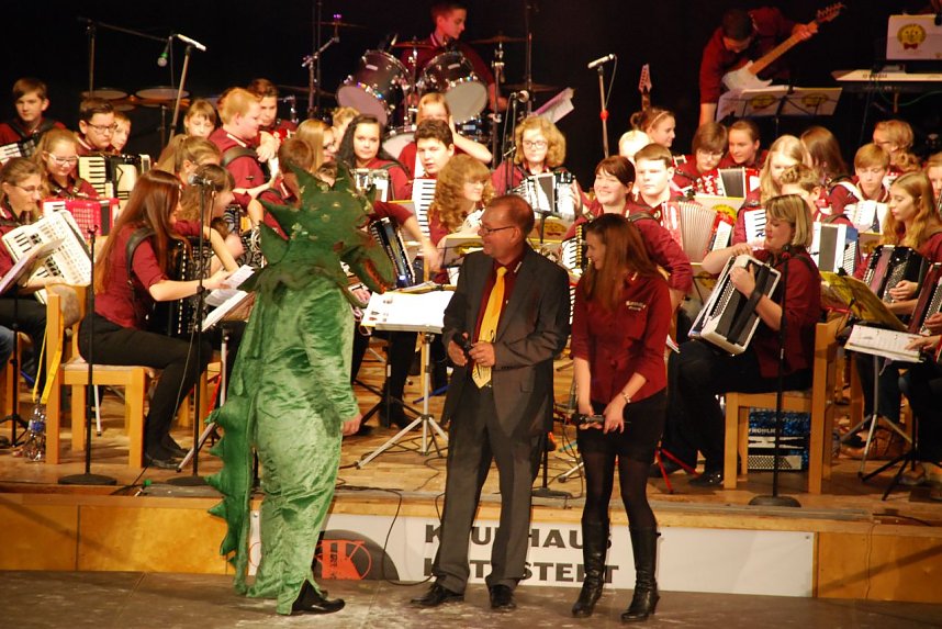Tabaluga (Jens Siebeneich), Mario Dziallas und Juliane Bock nach ihrer "Tabaluga"-Interpretation.