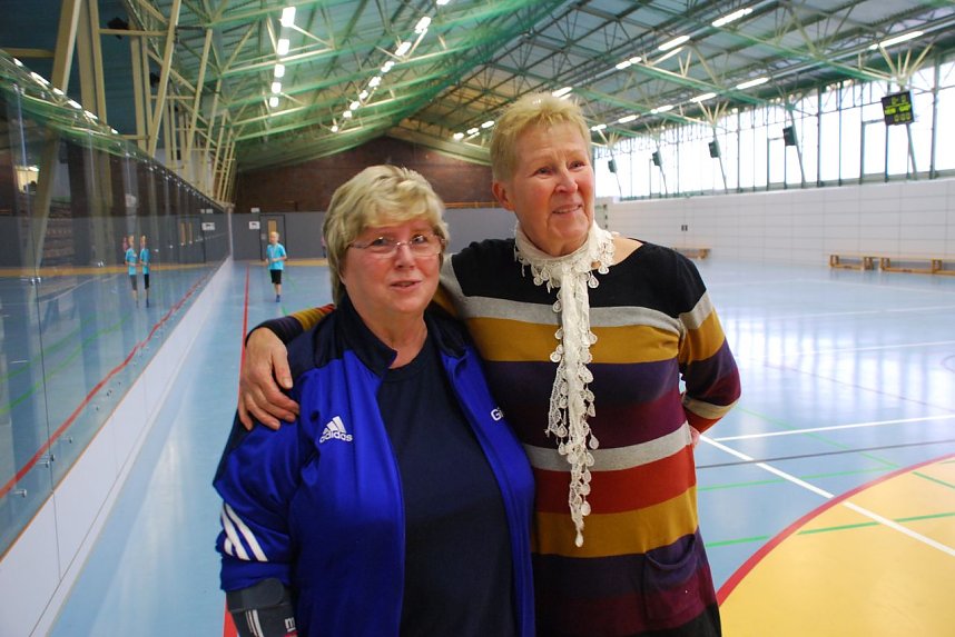 Gisela Pohl (links), Abteilungsleiterin Turnen bei Blau Wei&szlig;, und ihre Stellvertreterin, B&auml;rbel Enke, die die Sektion Turnen vor 50 Jahren gegr&uuml;ndet hat.