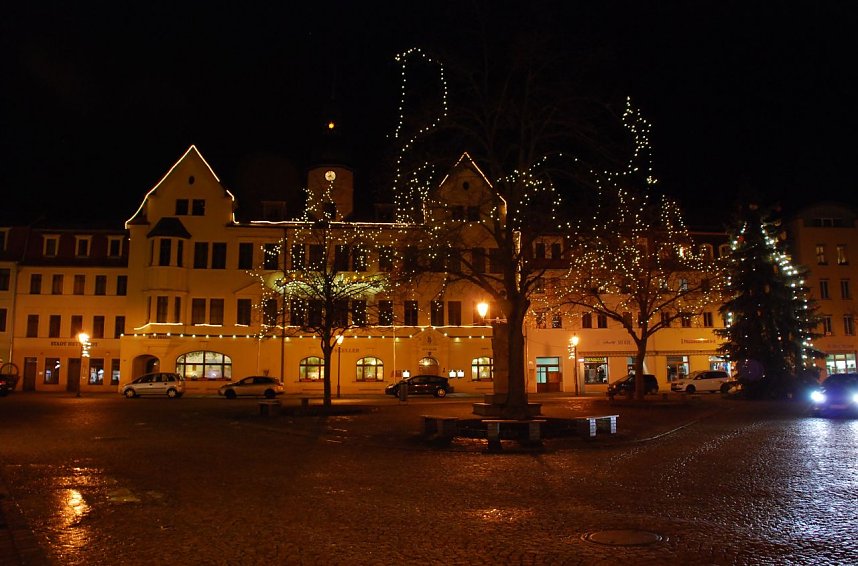 Immer wieder eine Freude: der Blick vorbei am Bergbaudenkmal hin&uuml;ber zum Rathaus mit seinem auch abends belebten Ratskeller.