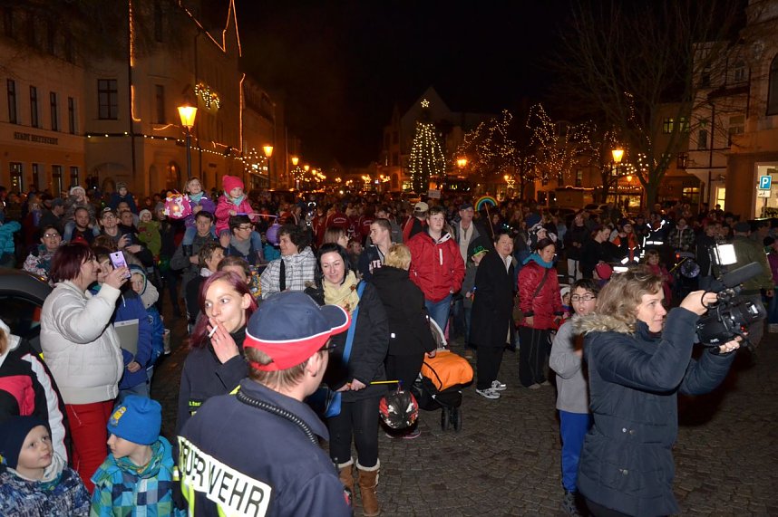 So weit das Auge an diesem dunklen Abend auf dem Markt reicht: Menschen &uuml;ber Menschen, die den Nikolaus erwarten.