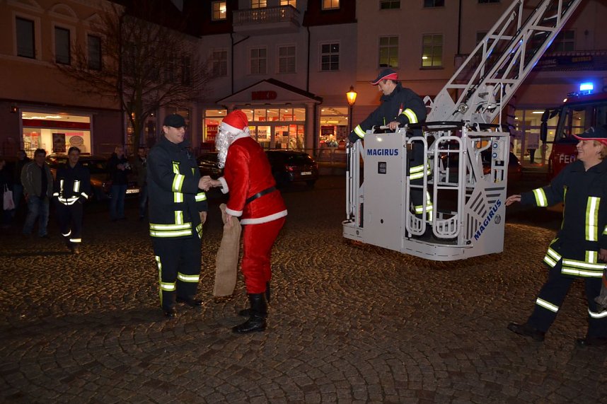 Unendliche Dankbarkeit beim Nikolaus f&uuml;r die freundliche Unterst&uuml;tzung durch die Hettstedter Feuerwehrleute. Ohne sie h&auml;tte der Nikolaus eine m&uuml;hsame Reise im Schlitten auf sich nehmen m&uuml;ssen - ohne Schnee ein m&uuml;hsames Vorhaben.