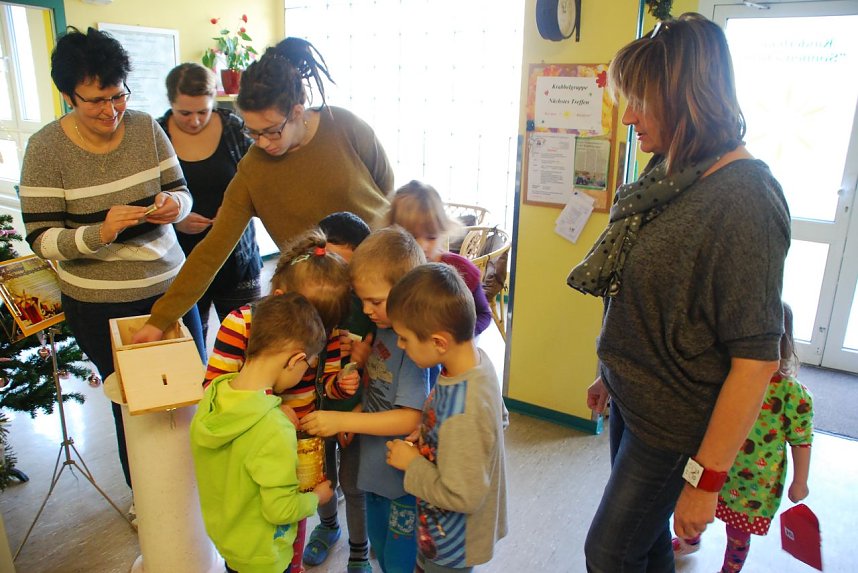 Hier werden Spenden aus der Schatztruhe umgef&uuml;llt in eine Spendendose. Jeder wollte hierbei helfen.