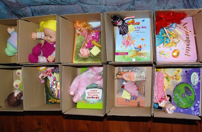 Heute morgen, kurz vor Best&uuml;cken der P&auml;ckchen mit Obst und S&uuml;&szlig;igkeiten. Einen ganzen Sack Waln&uuml;sse hat die am Markt ans&auml;ssige Obst- und Gem&uuml;seh&auml;ndlerin Elke O&szlig;ke zus&auml;tzlich spendiert. Die P&auml;ckchen werden in Altersgruppen eingeteilt.