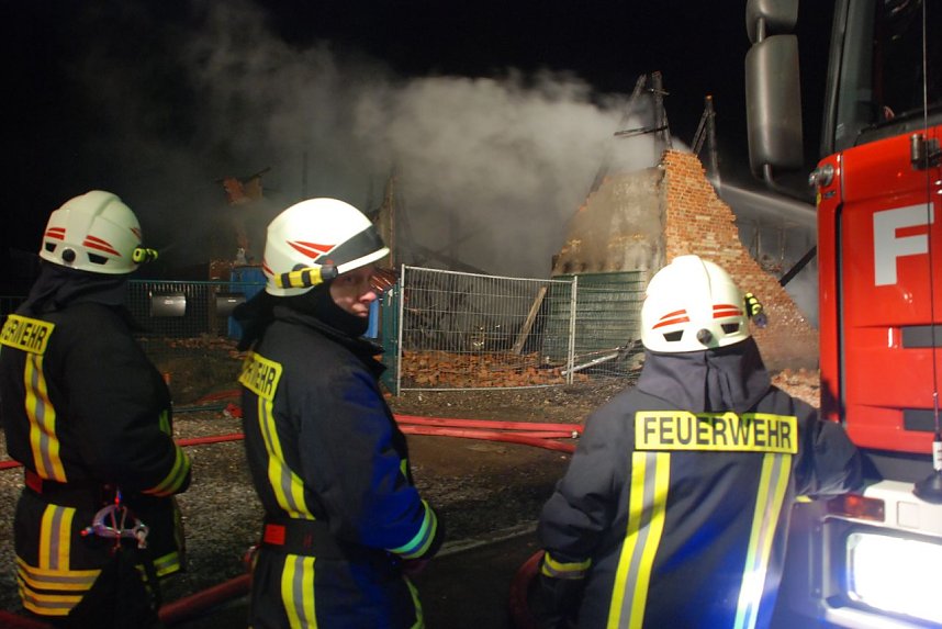 Einzelne Brandherde wurden noch stundenlang bek&auml;mpft. Der Mauerrest vorn rechts musste beseitigt werden.