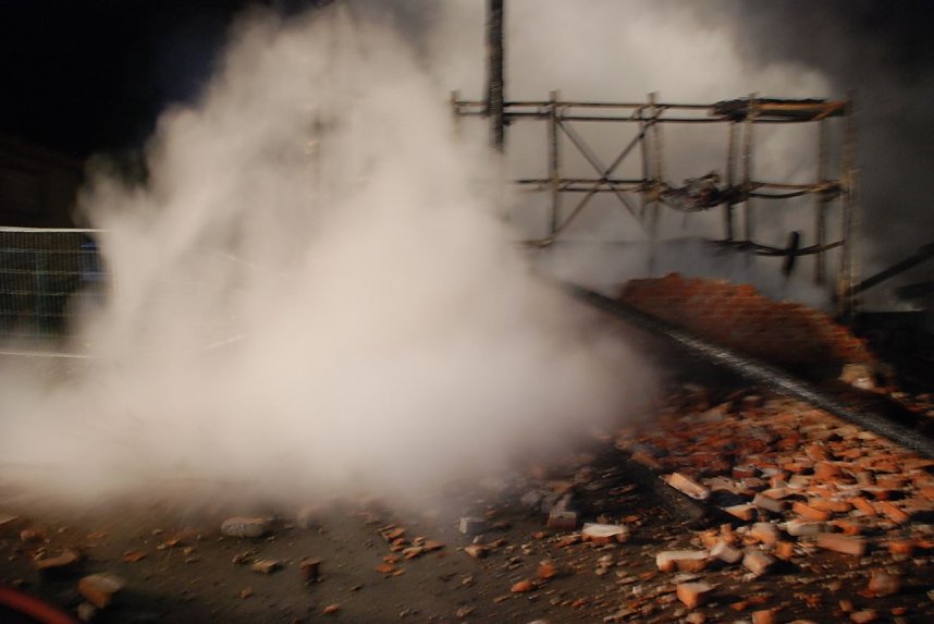 Diese Wand stellt keine Gefahr mehr dar f&uuml;r Passanten. Die Feuerwehrleute haben sie sicherheitshalber umgesto&szlig;en.