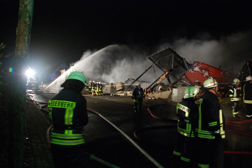 Von dieser Scheune in Sittichenbach blieb in dieser Nacht ein riesiger Berg Schutt &uuml;brig.