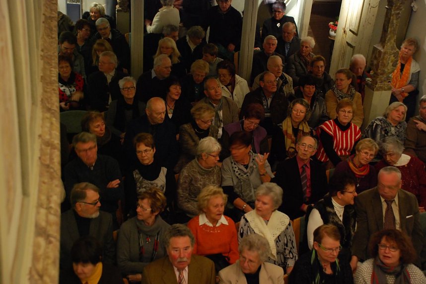 In fr&ouml;hlicher Erwartung eines besonderen Konzertes: das Publikum.