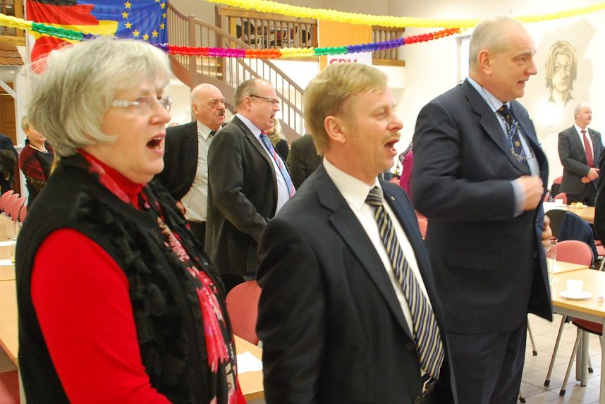 Die Hymne der Region, das Steigerlied, wurde zum Abschluss des Fr&uuml;hschoppens in sehr w&uuml;rdiger Weise gespielt. Mitten unter den S&auml;ngerinnen und S&auml;ngern des Liedes: Eislebens Oberb&uuml;rgermeisterin, Jutta Fischer.