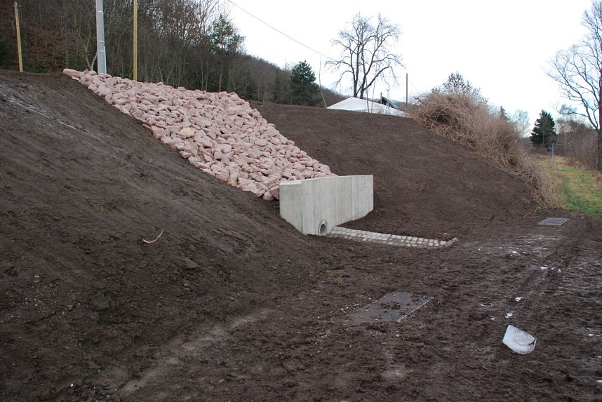 Neu gebaut wurde auch die Oberfl&auml;chenentw&auml;sserung der Stra&szlig;e. Das Regenwasser flie&szlig;t auf diesem Weg in die Saale.