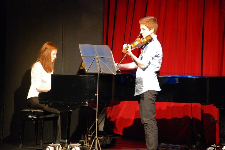 Verzauberten ihr Publikum im gro&szlig;en Haus des Theaters mit Klassik: die Geschwister Sophie und Clemens Porsche von der Kreismusikschule.