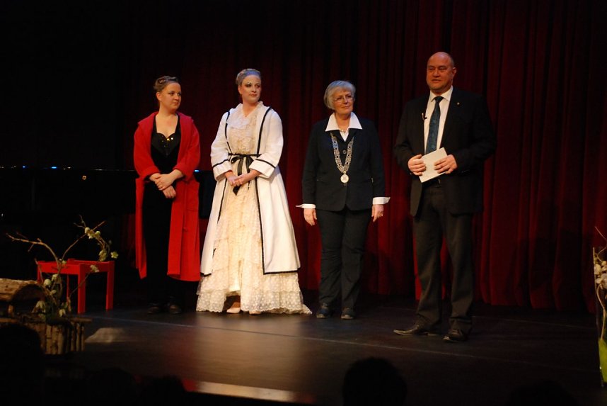 Gastgeber Ulrich Fischer, Intendant des Eisleber Theaters, zeigt sich erfreut dar&uuml;ber, dass der 10. Neujahrsempfang der Oberb&uuml;rgermeisterin in seinem Haus stattfindet.