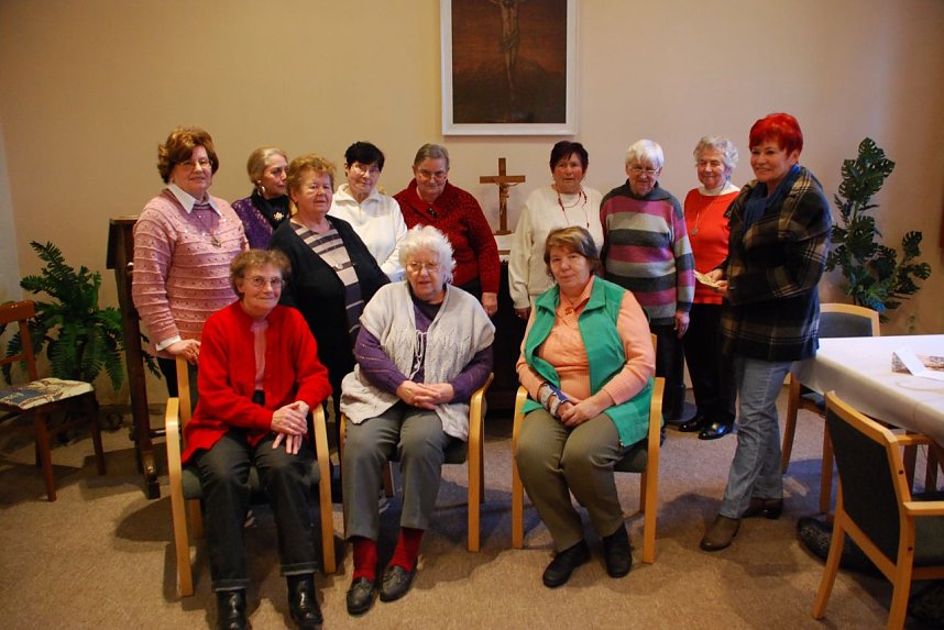 Sie nahmen die Aufforderung mit einem L&auml;cheln: Bitte aufstellen oder hinsetzen f&uuml;r ein Gruppenfoto - die Arnstedter Handarbeitsfrauen, die allj&auml;hrlich zum Tag des offenen Denkmals im September Ausstellungen organisieren und seit Jahren Geld f&uuml;r die Kirchenfenster sammeln.